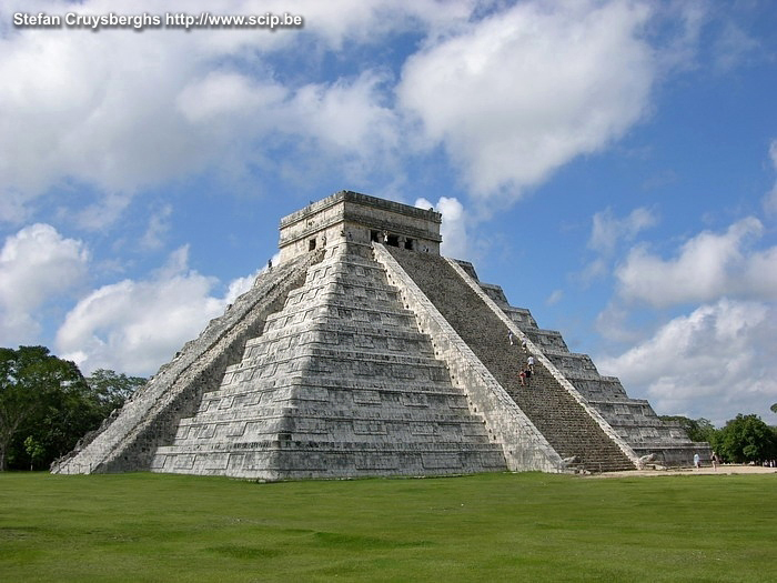 Chitzen Itza - El Castillo De hoge piramide oftwel El Castillo (800 na Chr) is gewijd aan de god Kukulcan (overeenkomstig met Maya-god Quetzalcoatl) . Aan de 4 zijdes zijn er 4 trappen en verschillende elementen komen overeen met de Maya-kalender. Stefan Cruysberghs
